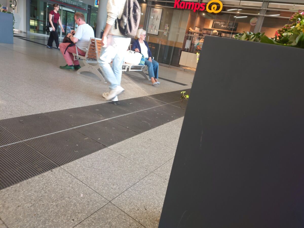 荒くて疲れた成熟した足