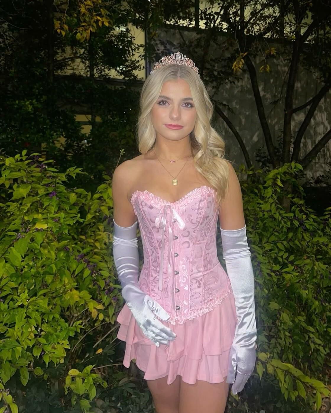 Sexy dresses and outfits 