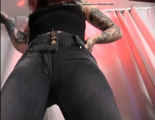 goth girl pissing her jeans