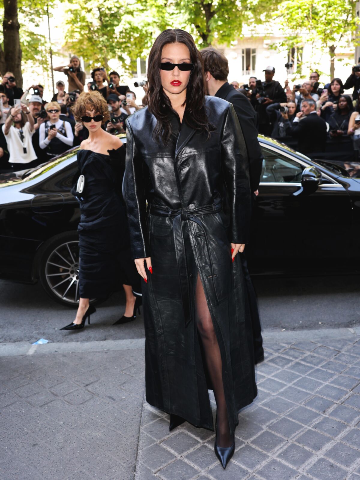 Adele Exarchopoulos en long manteau en cuir noir