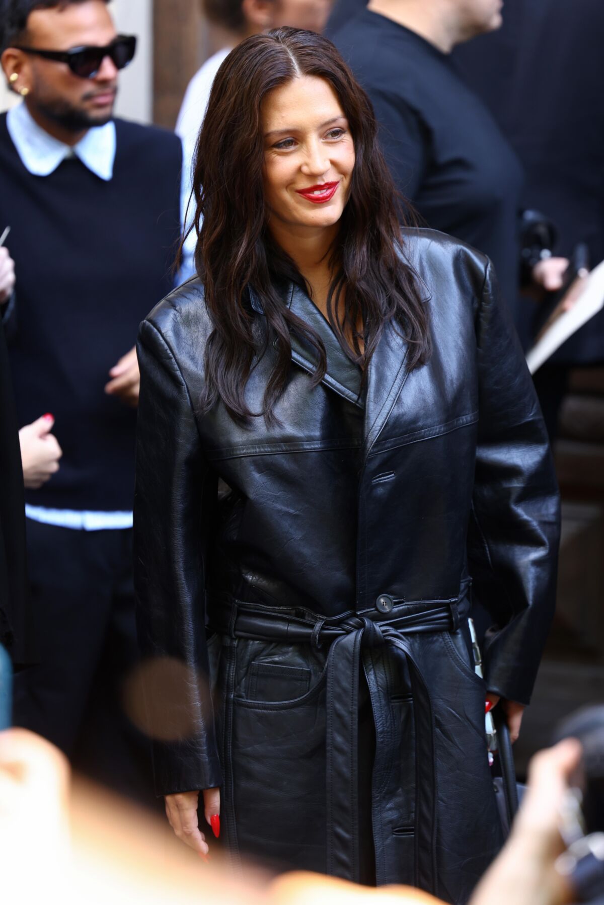 Adele Exarchopoulos en long manteau en cuir noir