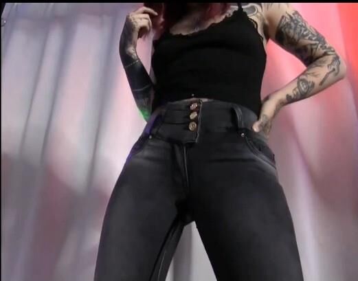 goth girl pissing her jeans
