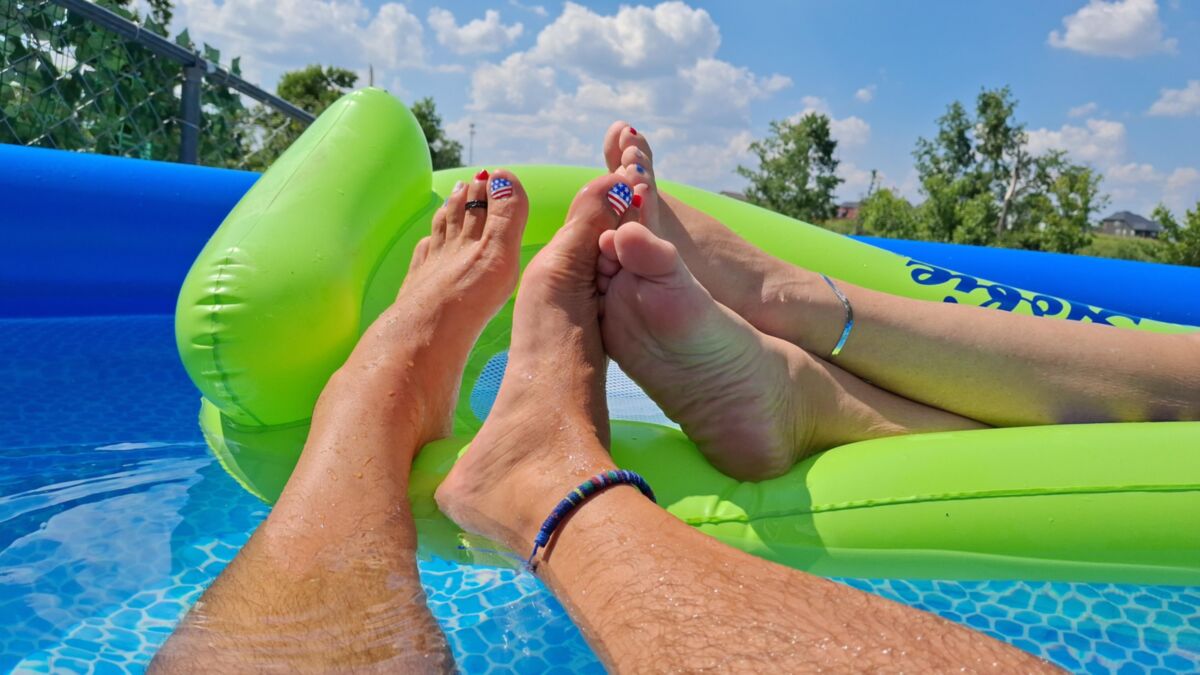 Barfuß Sommerspaß im Pool