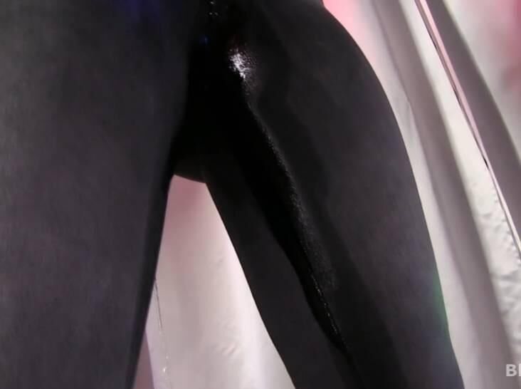 goth girl pissing her jeans