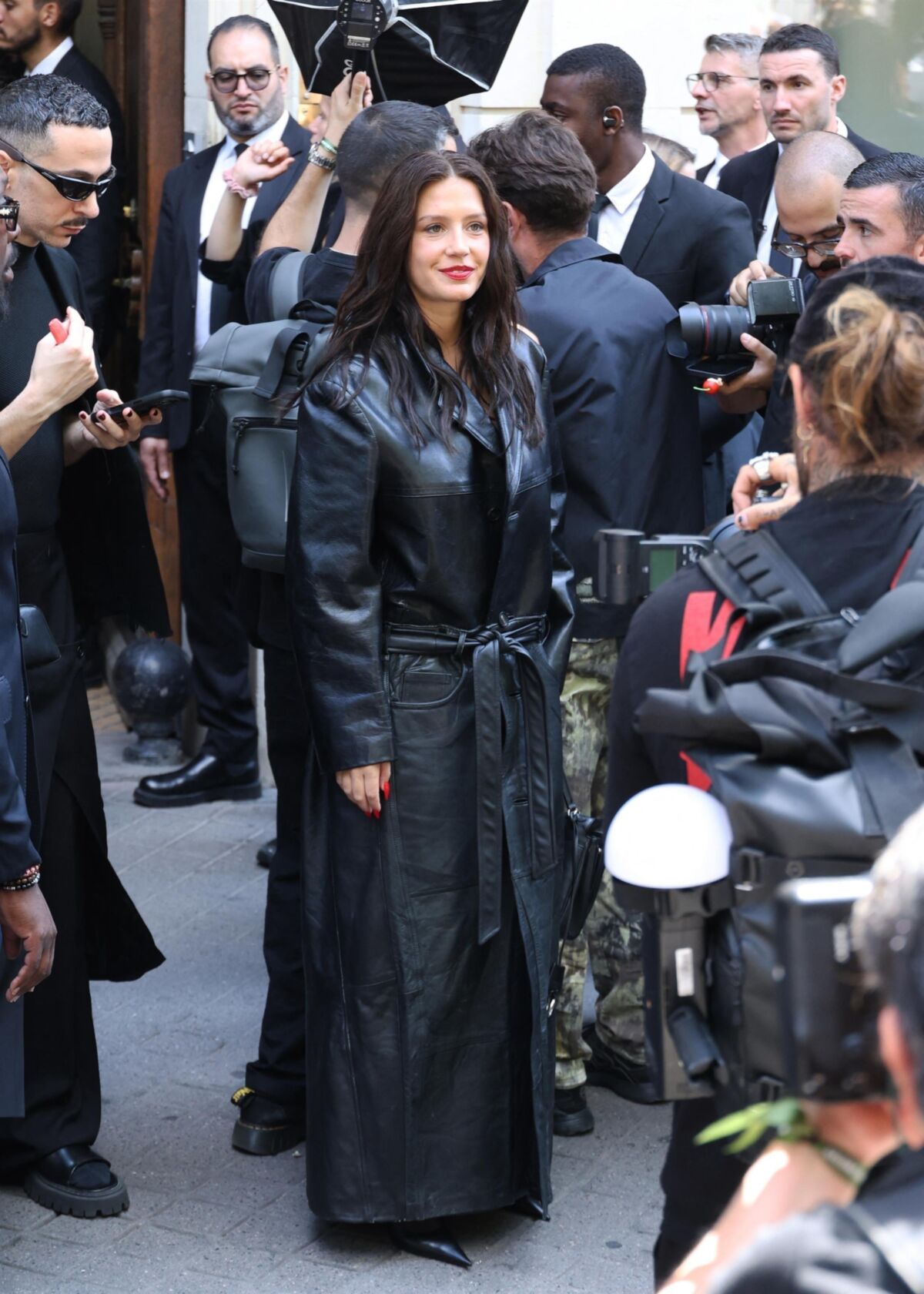 Adele Exarchopoulos en long manteau en cuir noir