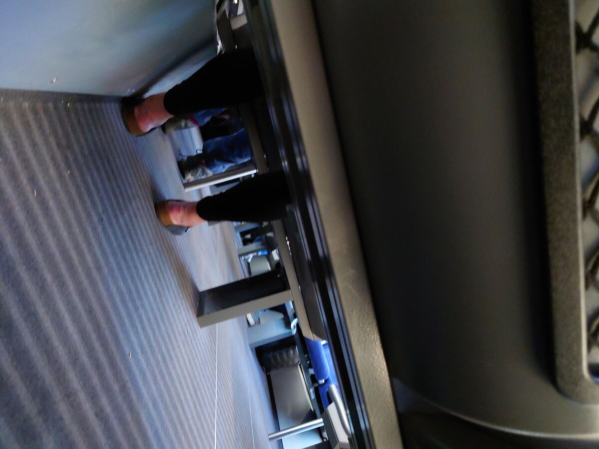 彼女はスライドします