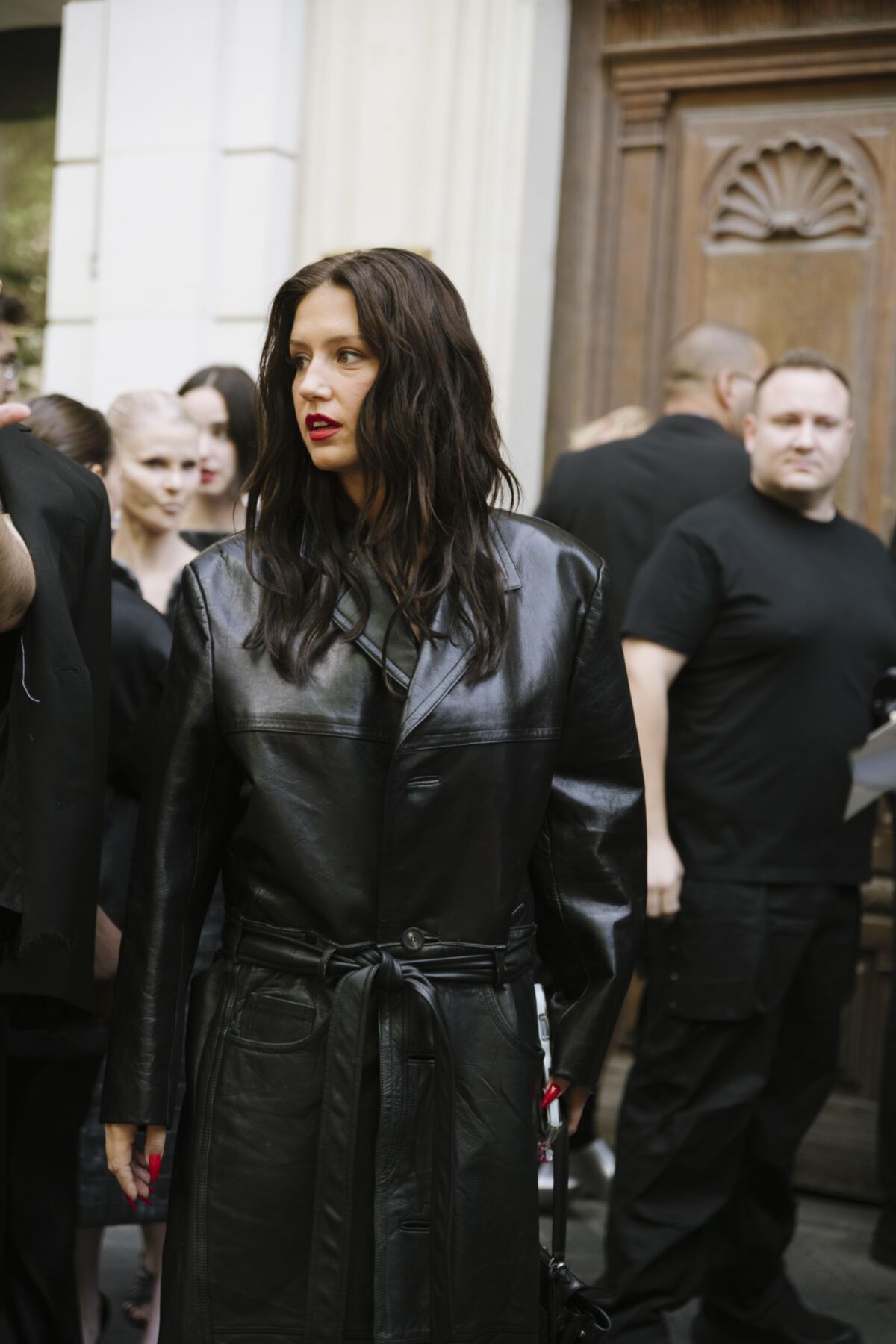 Adele Exarchopoulos en long manteau en cuir noir