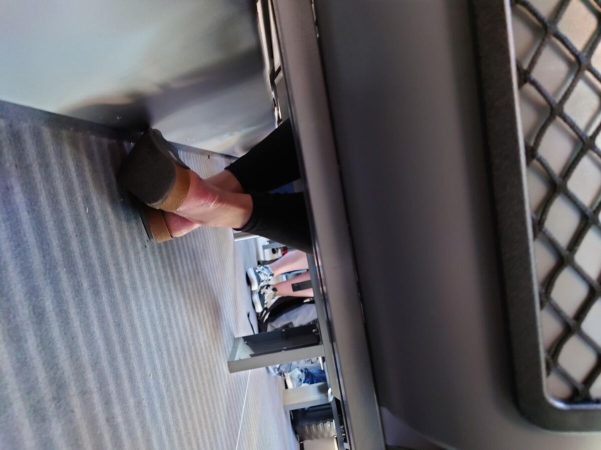彼女はスライドします