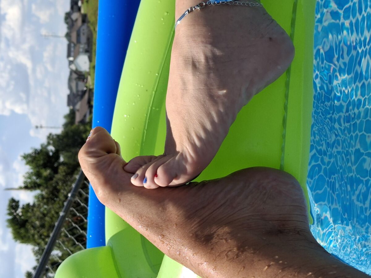 Barfuß Sommerspaß im Pool