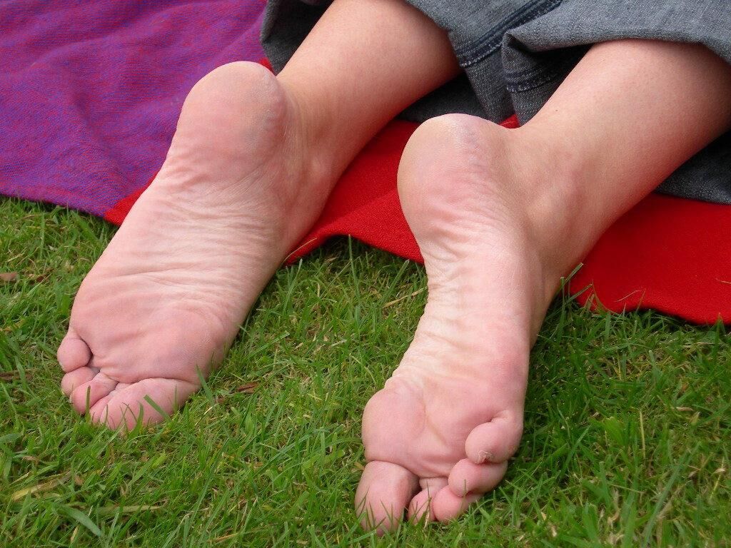 UK FEET TO WORSHIP