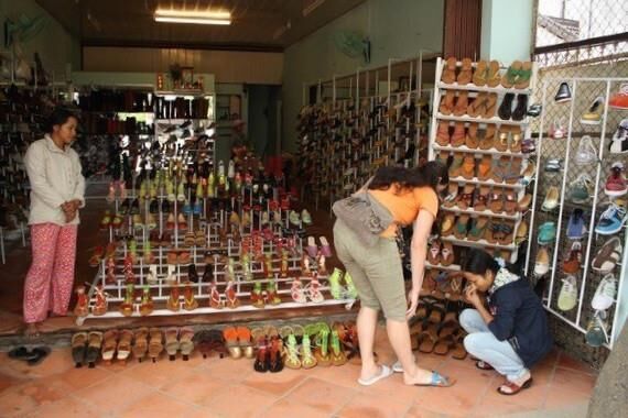 I WANT TO JERK OFF IN SHOE STORES!!! #