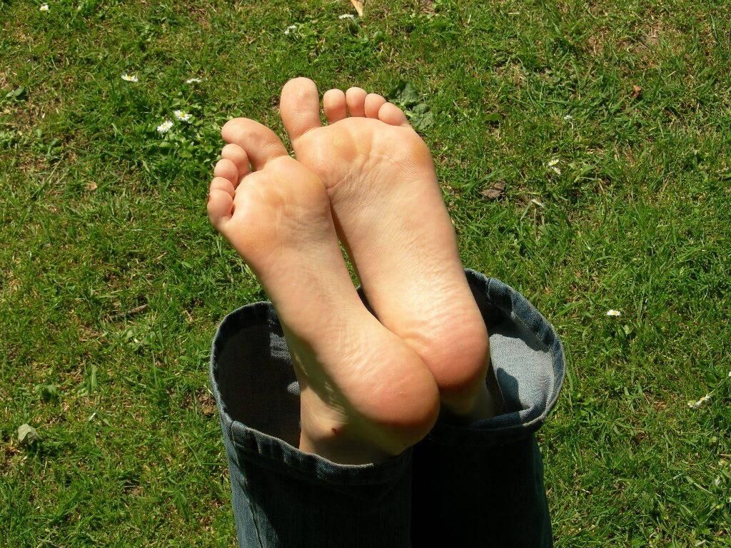 UK FEET TO WORSHIP