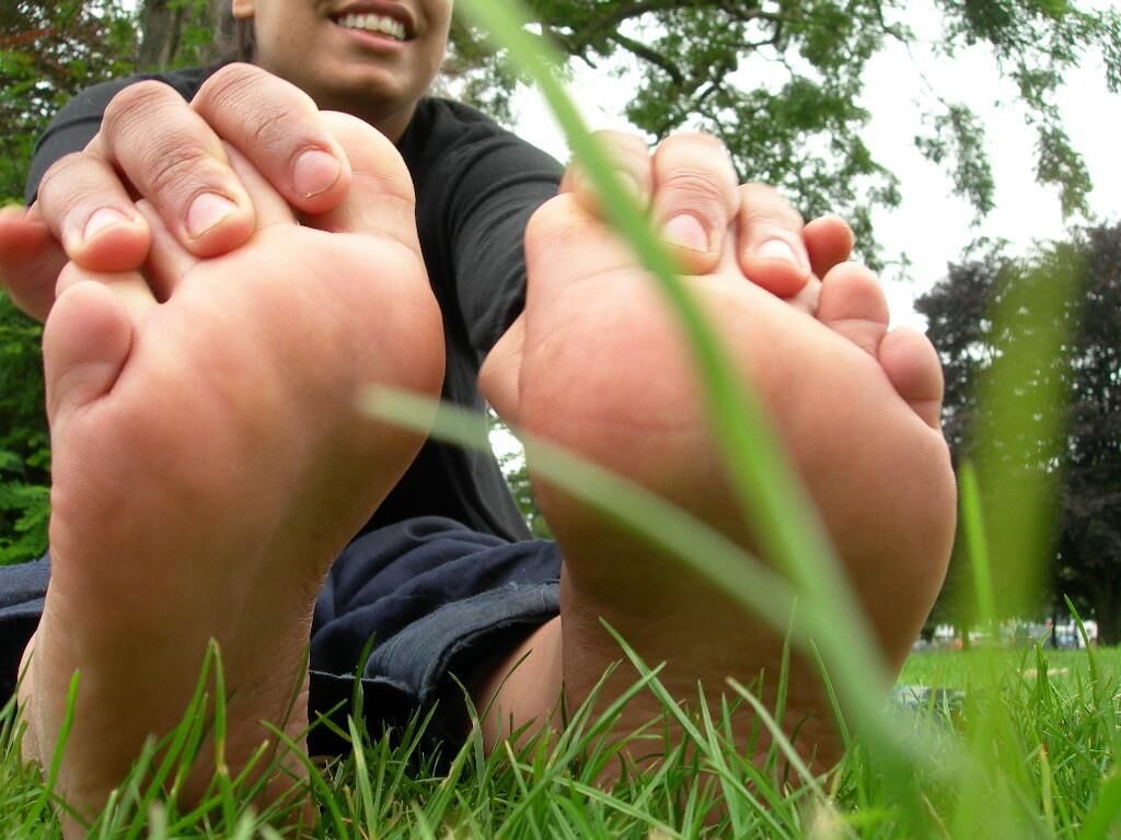 UK FEET TO WORSHIP