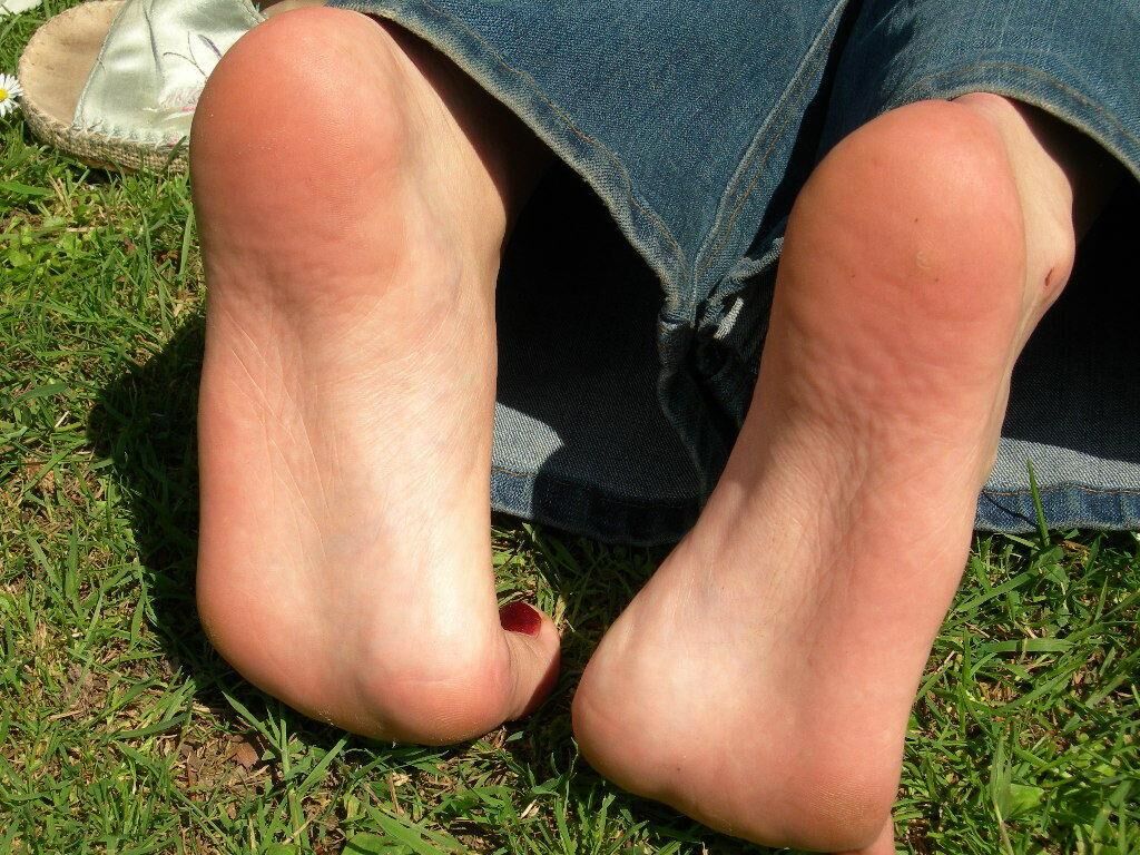 UK FEET TO WORSHIP