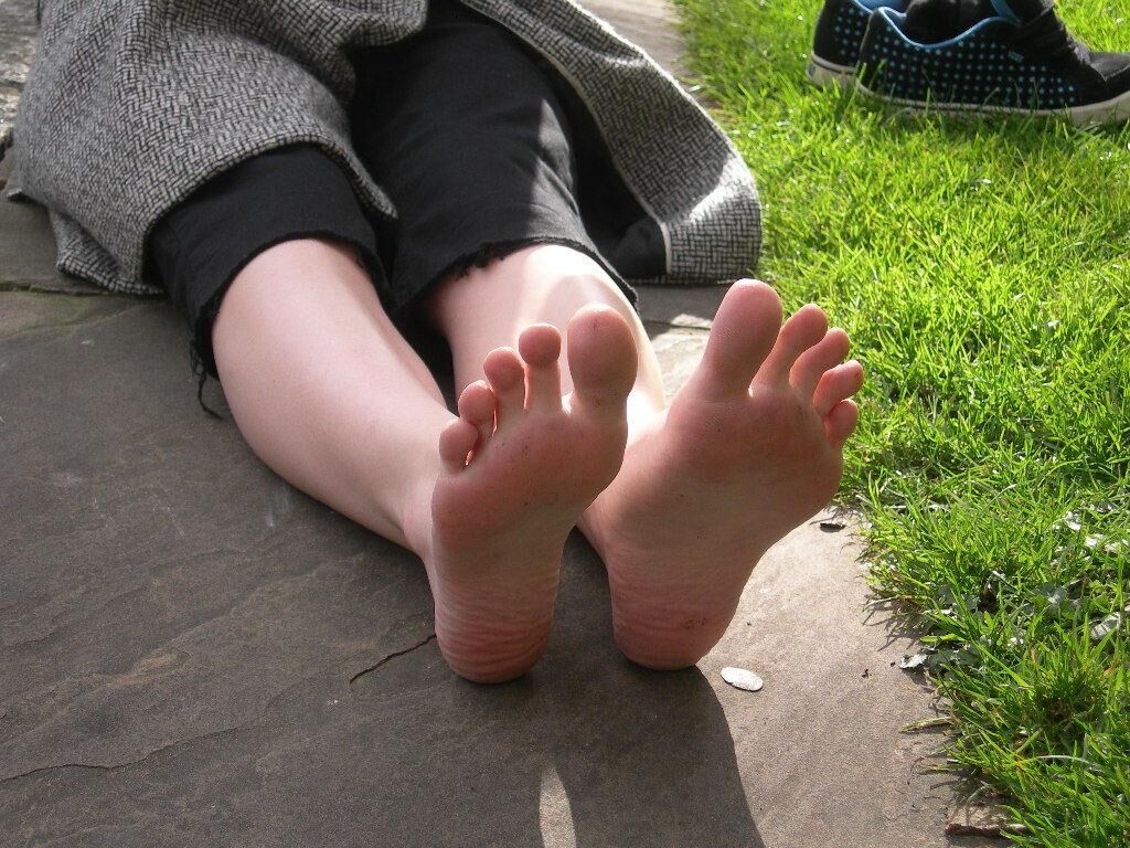 UK FEET TO WORSHIP