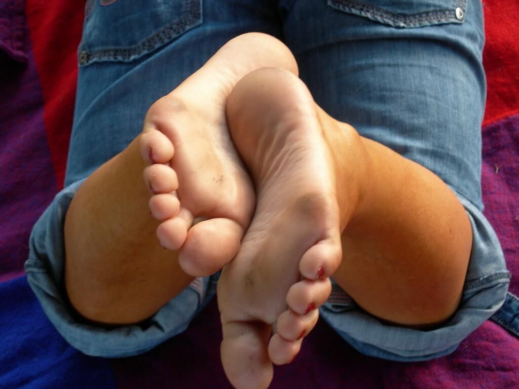 UK FEET TO WORSHIP