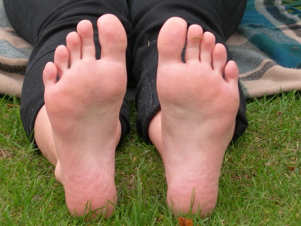 UK FEET TO WORSHIP