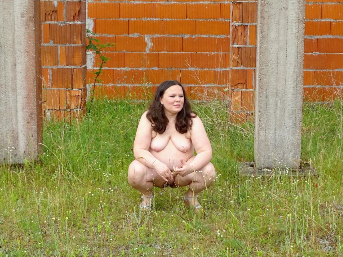 Anna pinkeln nackte schöne mollige Exhibitionistin