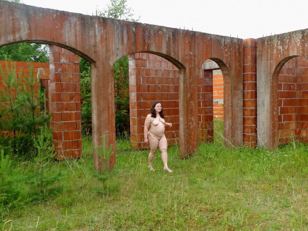 Anna pinkeln nackte schöne mollige Exhibitionistin