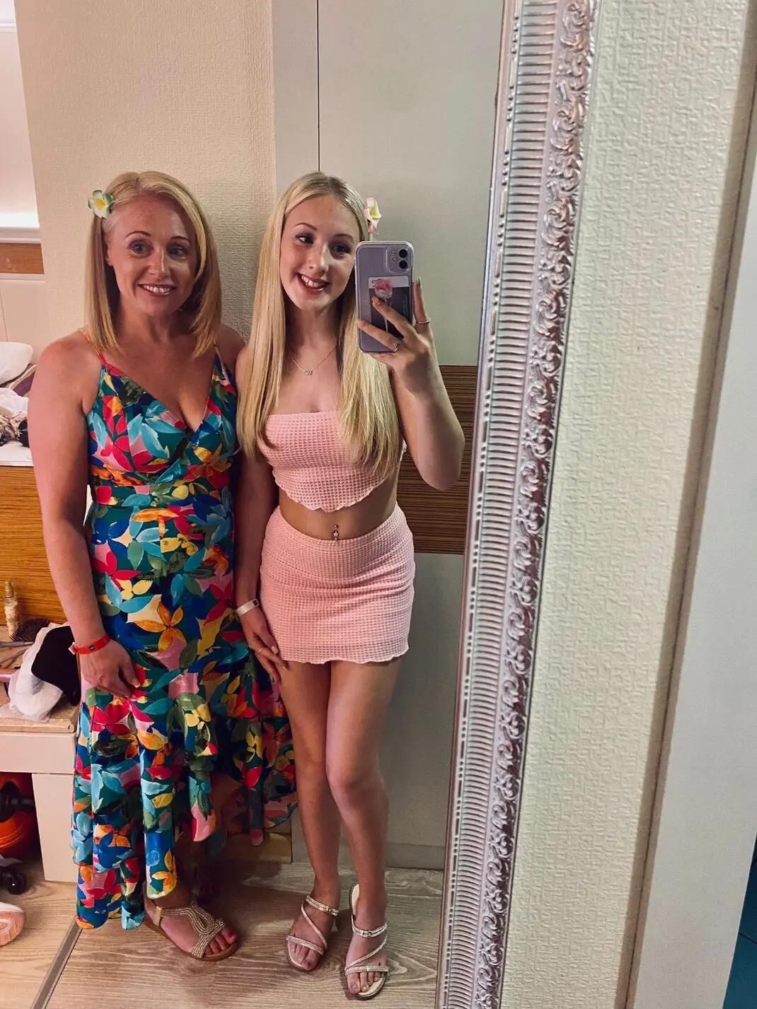 Zeigen Sie Ihre Zehen in sexy Sandalen Mutter Tochter Ausgabe