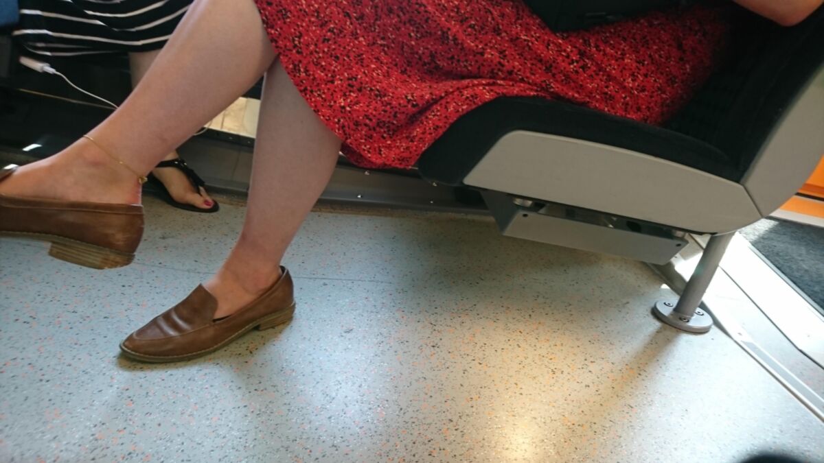 Religiöse Frau in verschwitzten Slippern