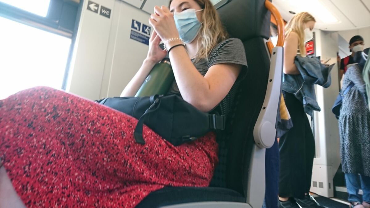 Religiöse Frau in verschwitzten Slippern