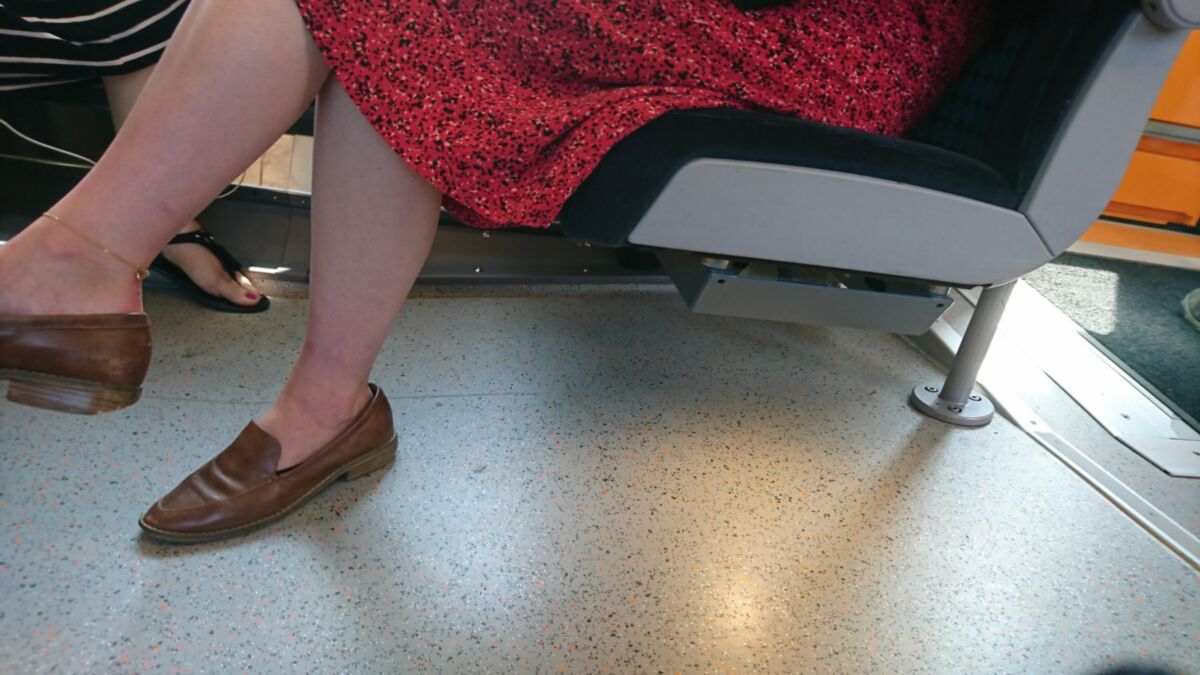 Religiöse Frau in verschwitzten Slippern