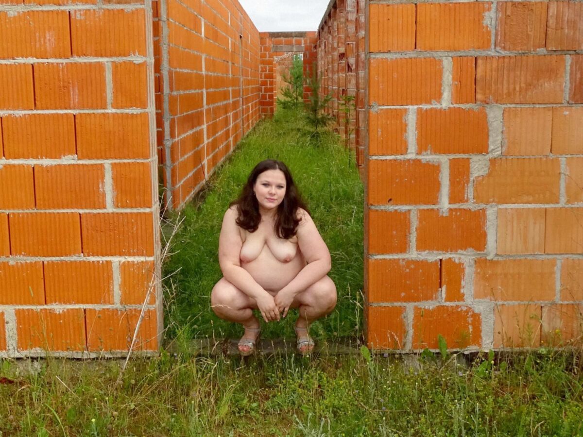 Anna pinkeln nackte schöne mollige Exhibitionistin