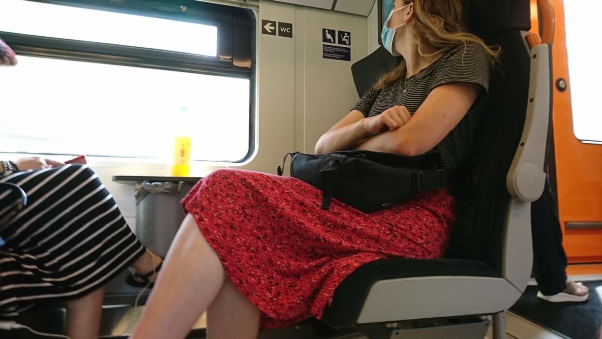 Religiöse Frau in verschwitzten Slippern