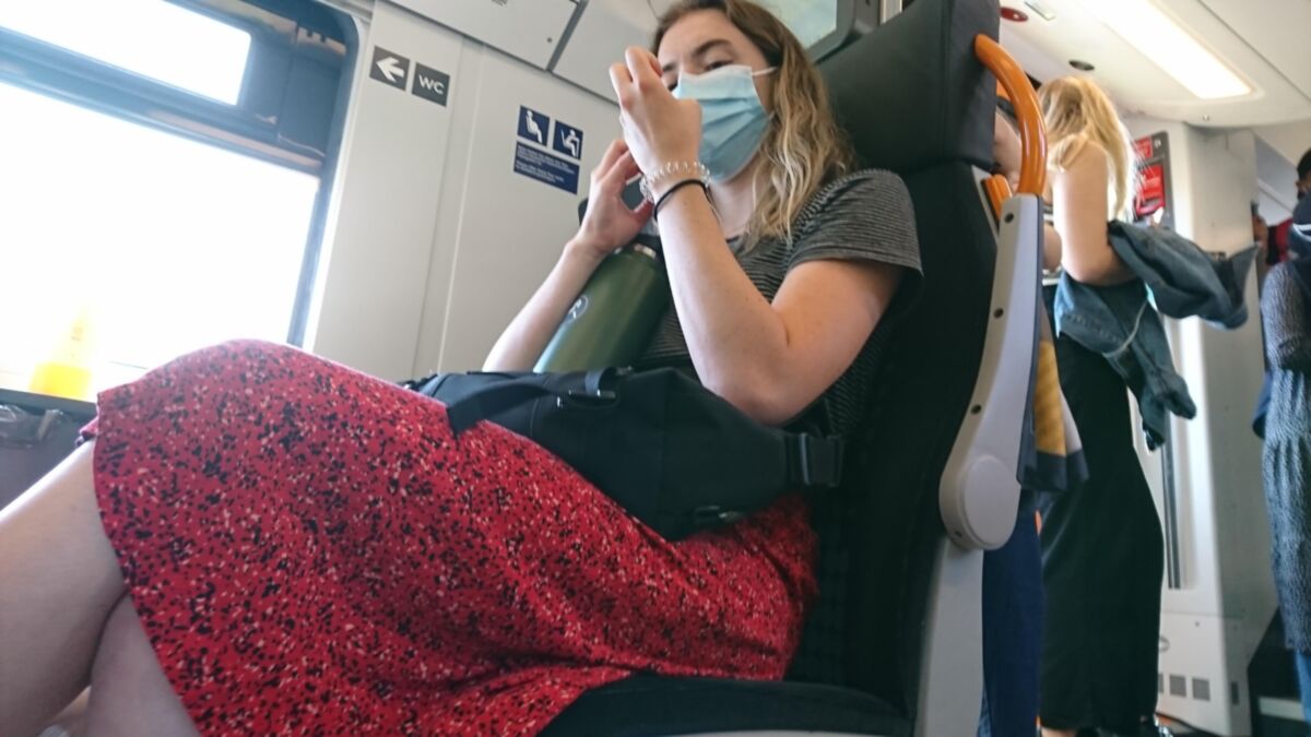 Religiöse Frau in verschwitzten Slippern