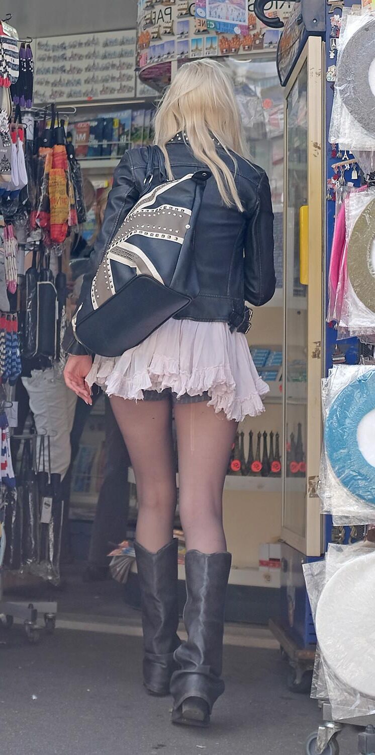 Manon en Collant ... la Plus Sexy Des Copines de Ma Fille