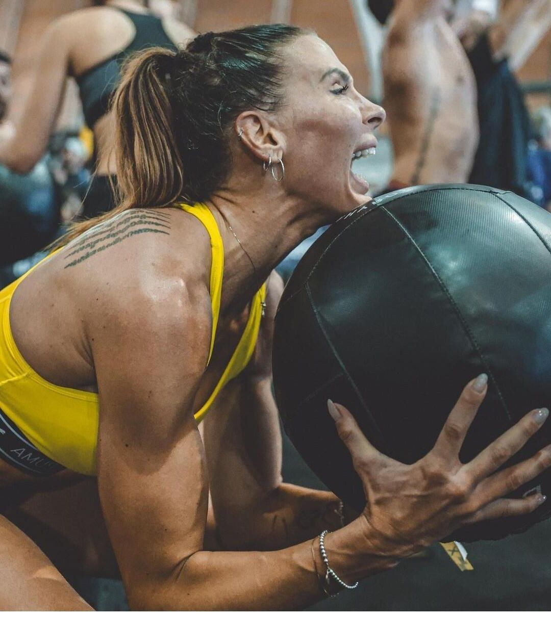 Meninas musculares aleatórias