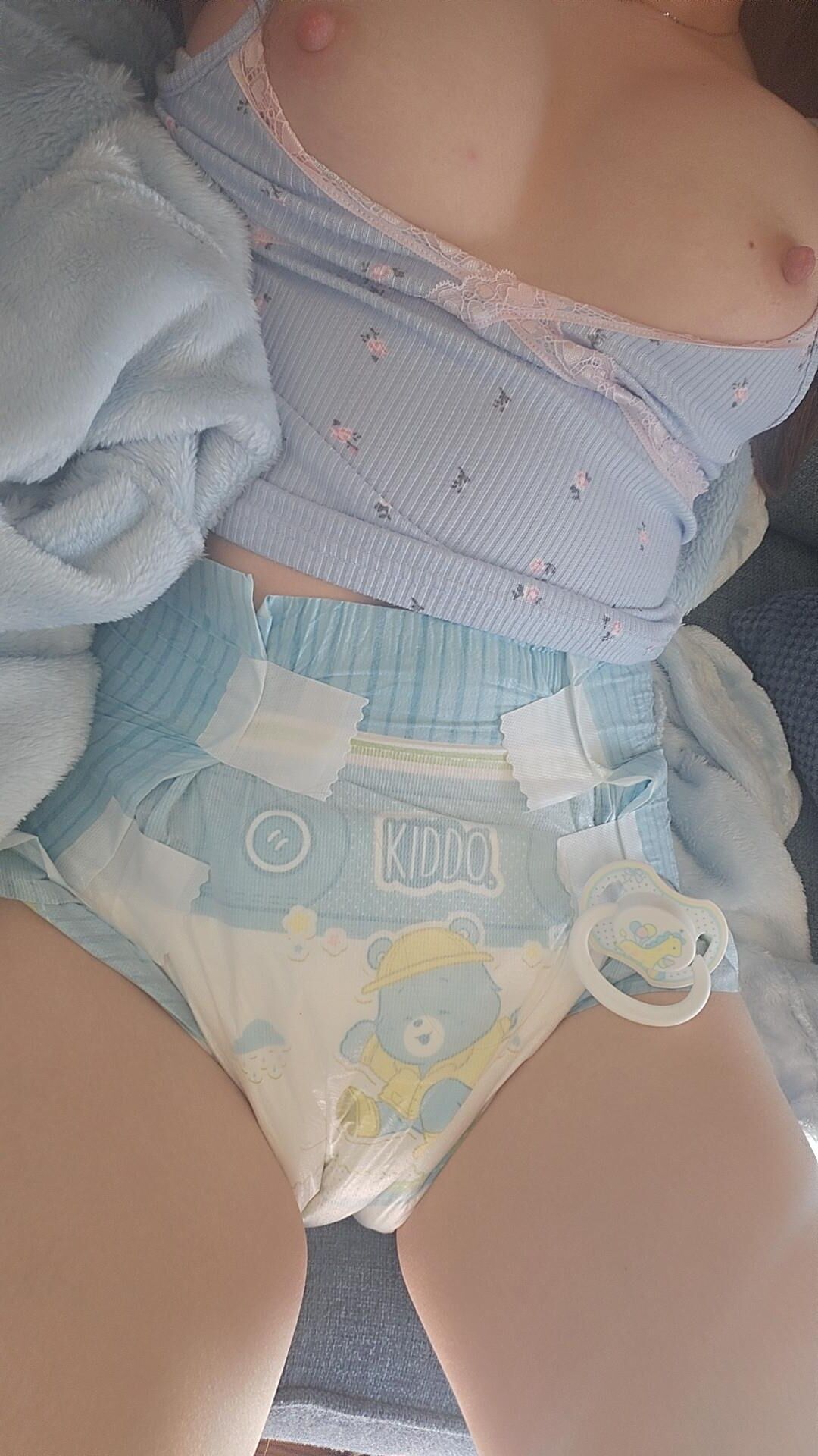 Jeune pissousse en couche culotte