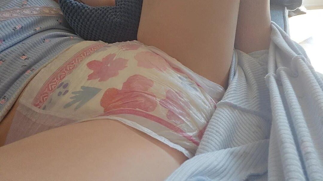 Jeune pissousse en couche culotte