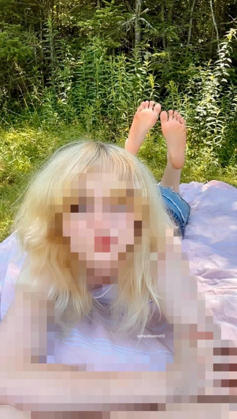 Pies de ángel rubio de Barbie