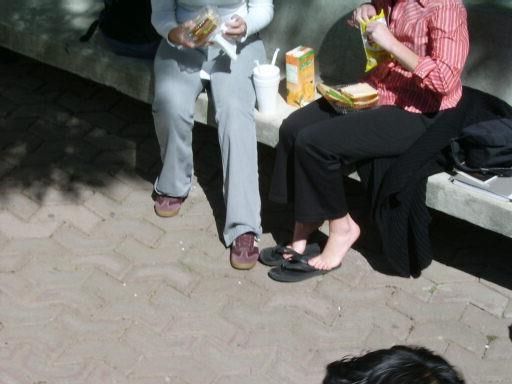 Pieds candides pour une collégiale