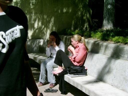 Pieds candides pour une collégiale