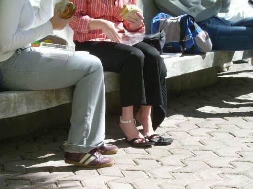 Pieds candides pour une collégiale