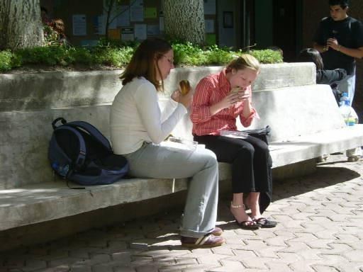 Pieds candides pour une collégiale