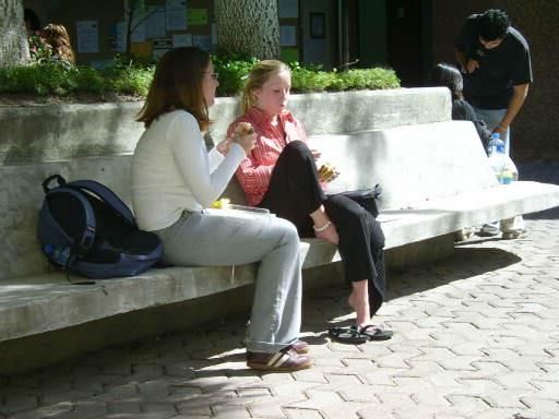 Pieds candides pour une collégiale