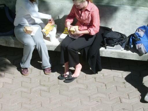 Pieds candides pour une collégiale