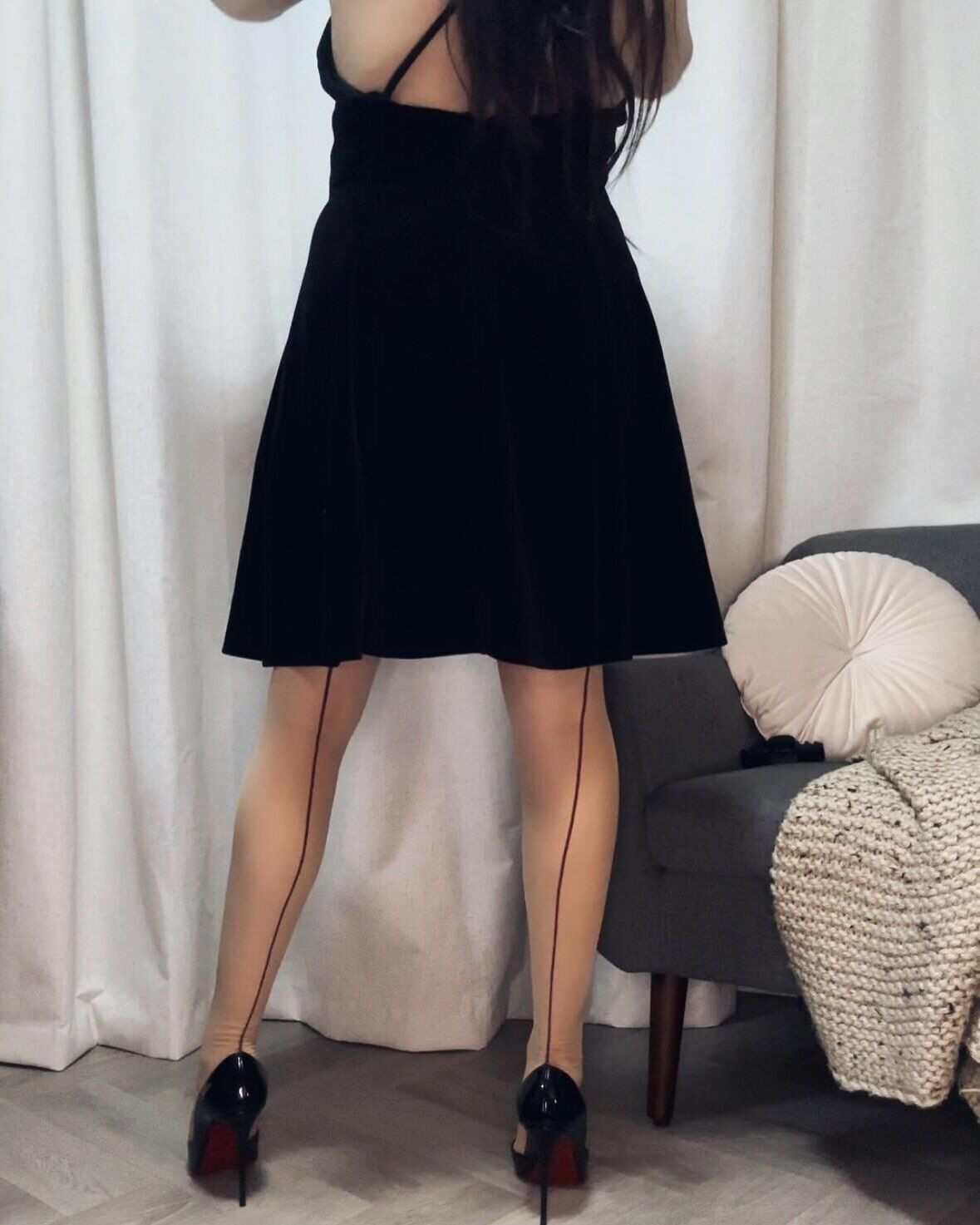 Veronica portant des bas couchés
