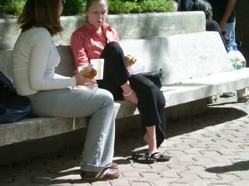 Pieds candides pour une collégiale