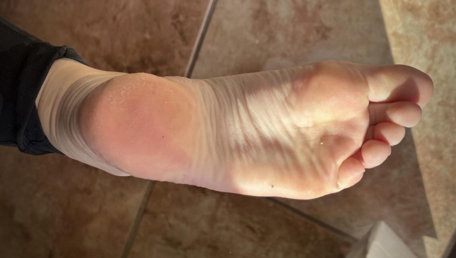 Ash enlève des chaussettes pour montrer ses pieds incroyables