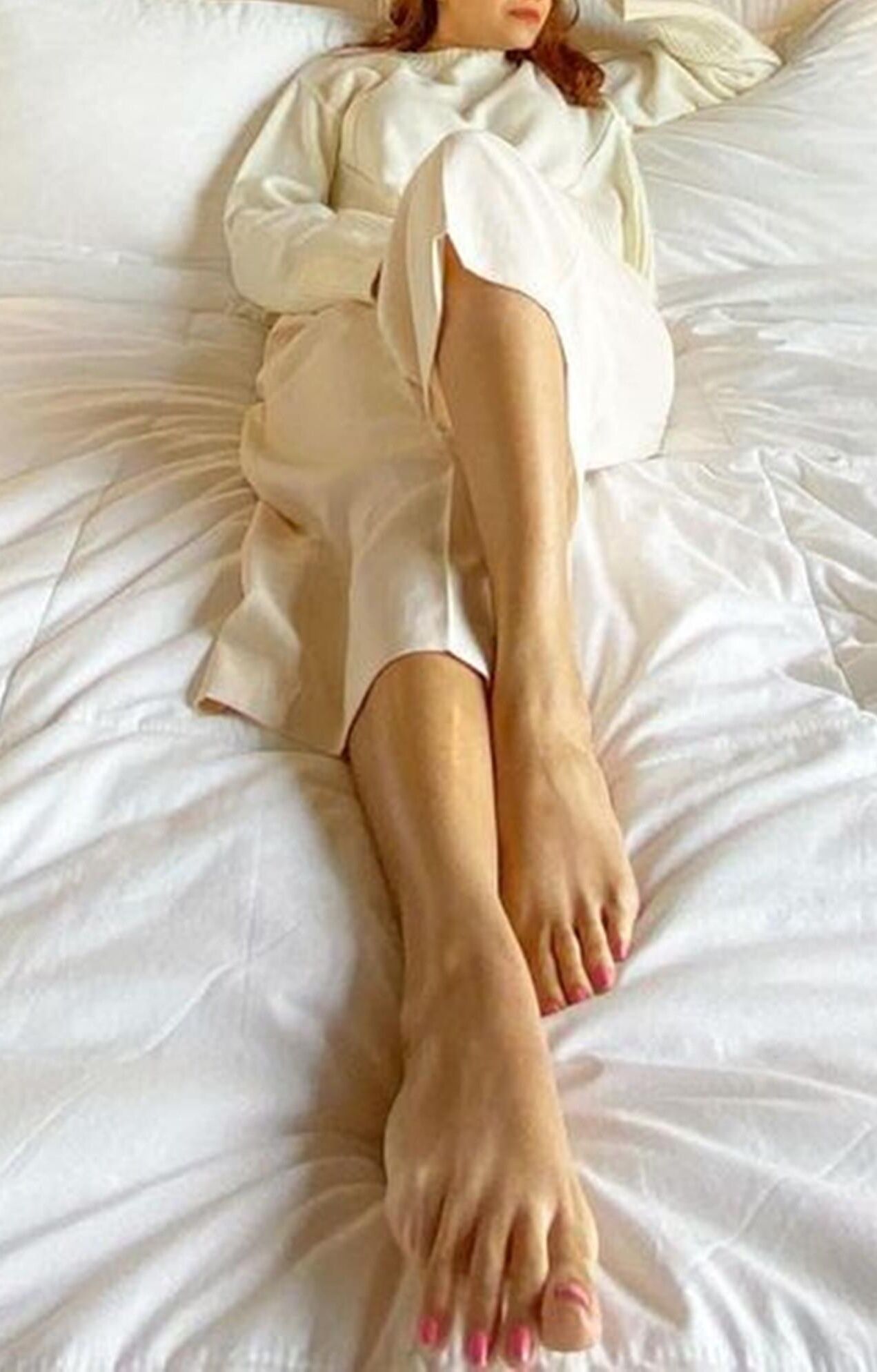 Beaux pieds délicieux de swinger excité hotwife