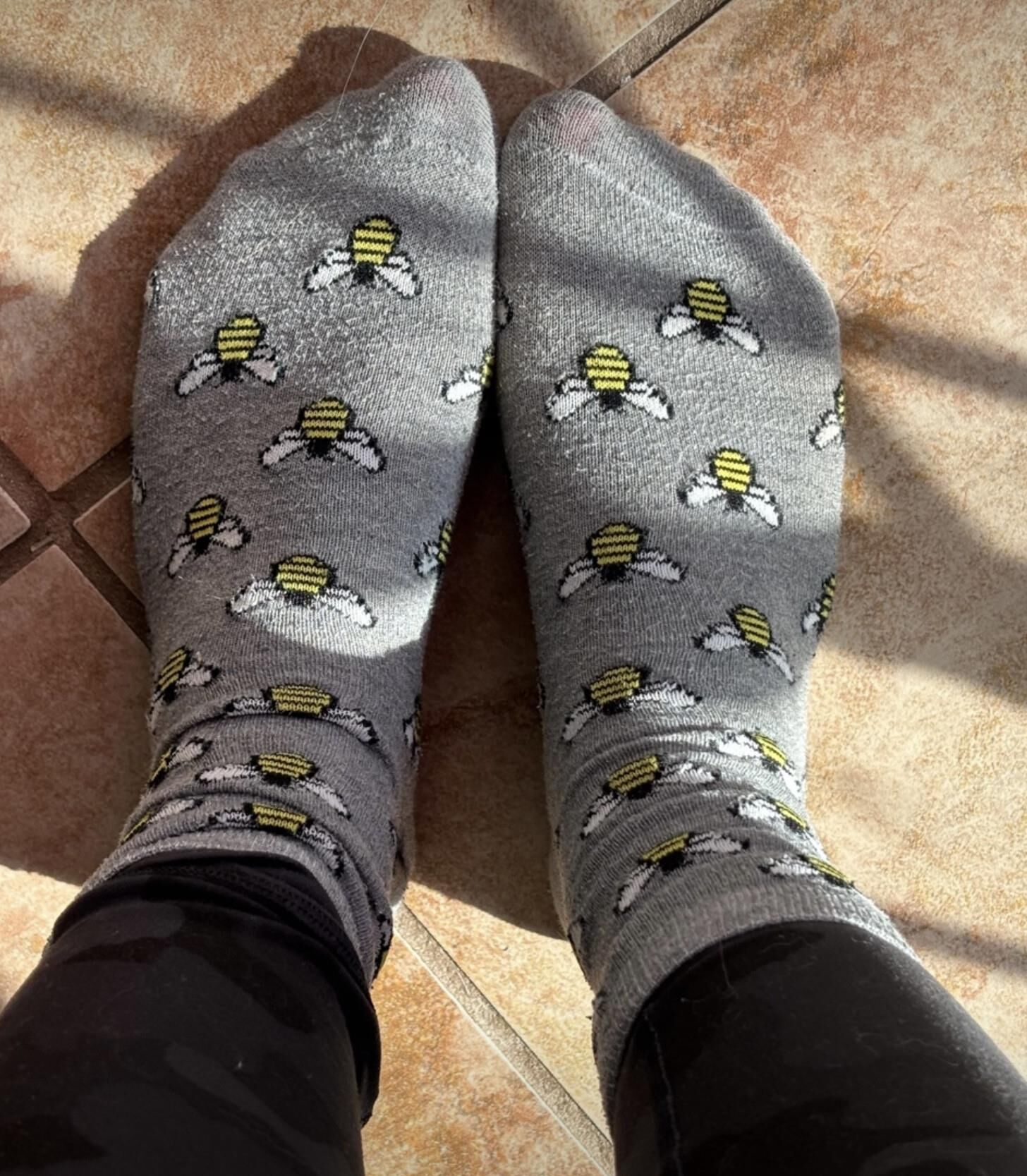 Ash enlève des chaussettes pour montrer ses pieds incroyables