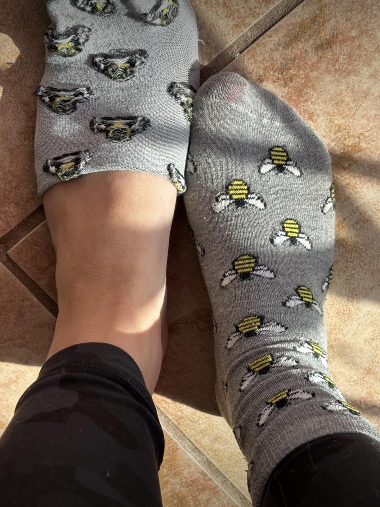 Ash enlève des chaussettes pour montrer ses pieds incroyables