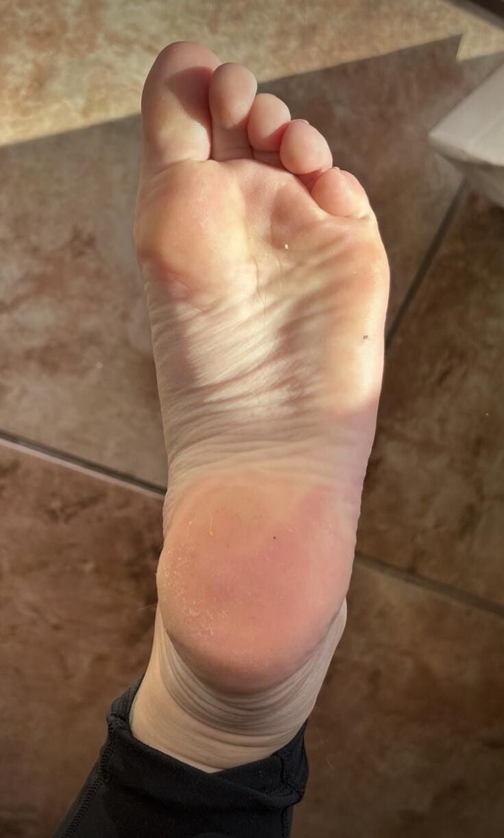 Ash enlève des chaussettes pour montrer ses pieds incroyables