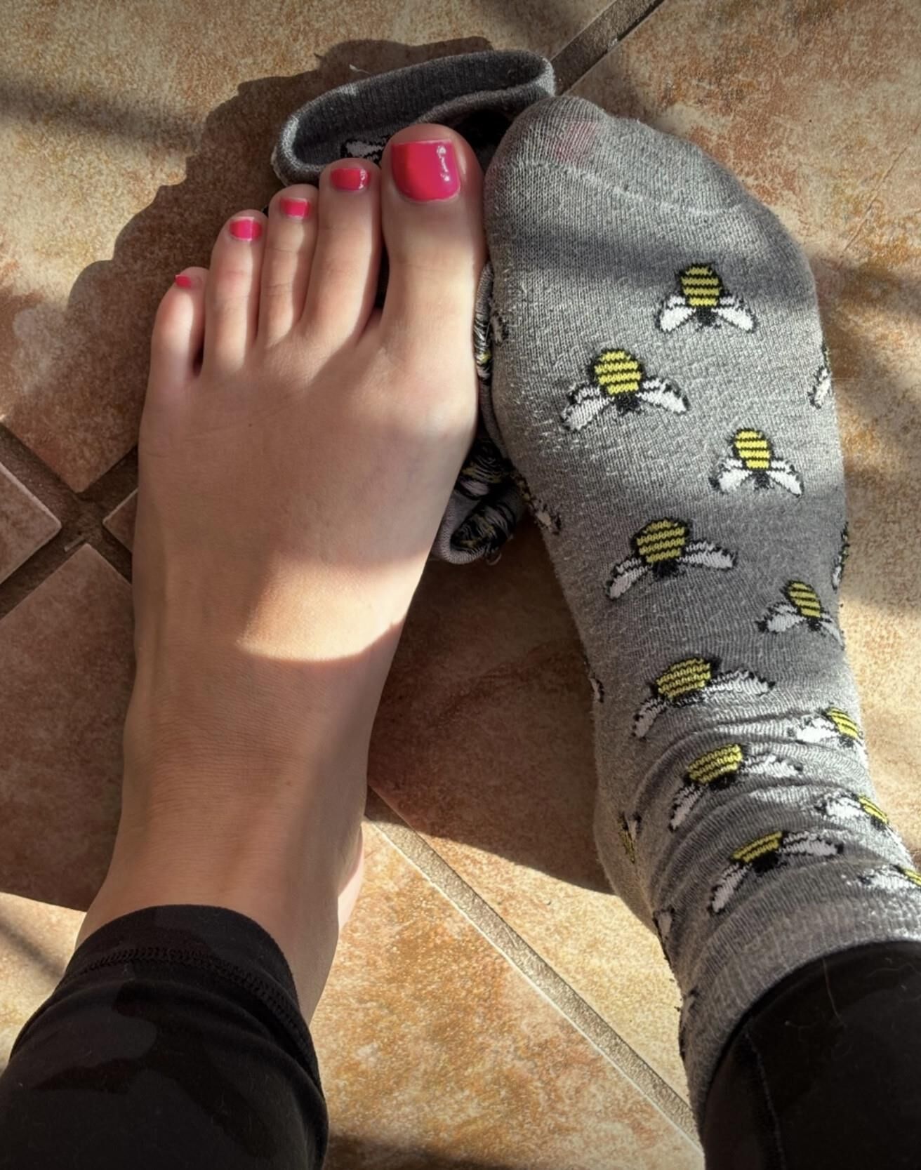 Ash enlève des chaussettes pour montrer ses pieds incroyables