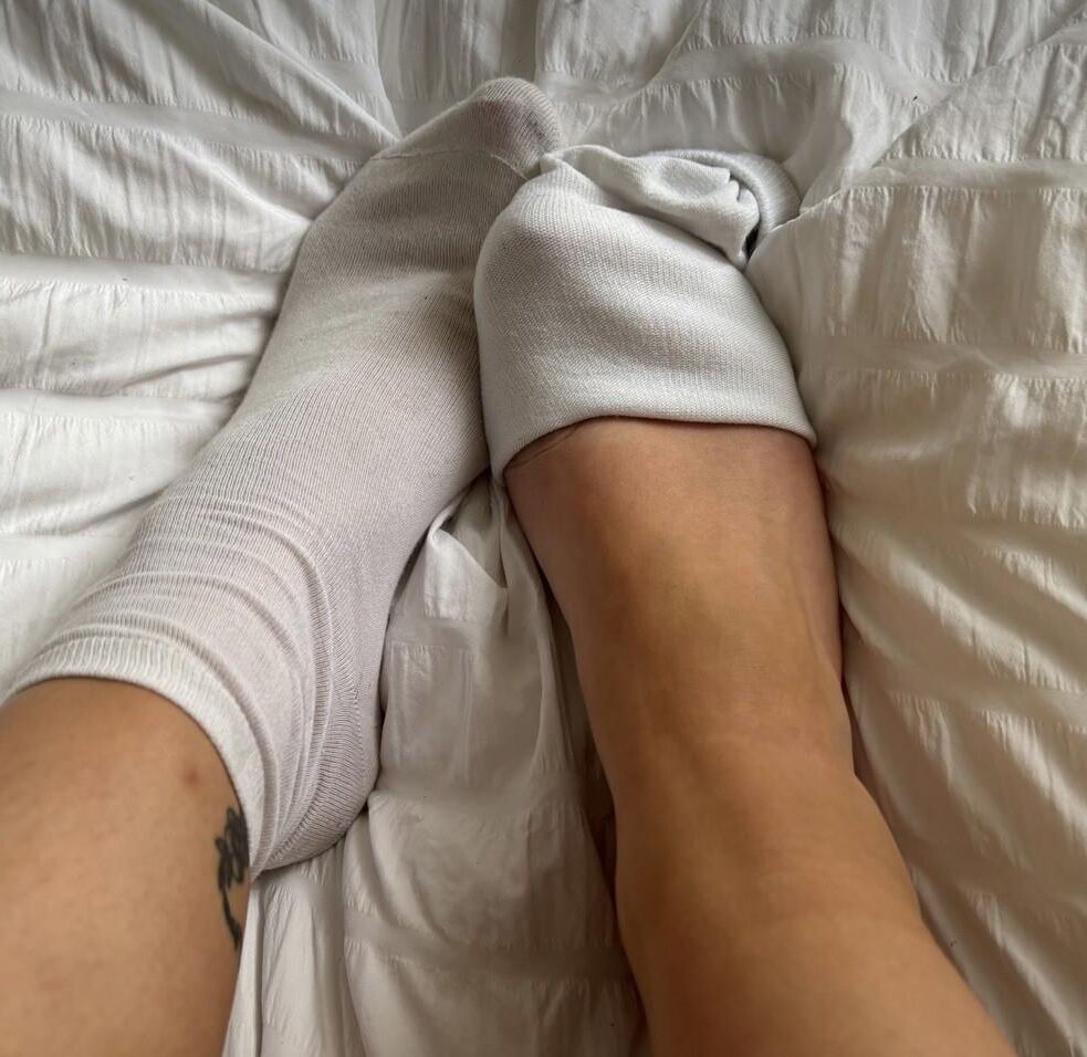 灰は白い靴下を取り除き、彼女のセクシーなピンクのつま先と裏を見せます